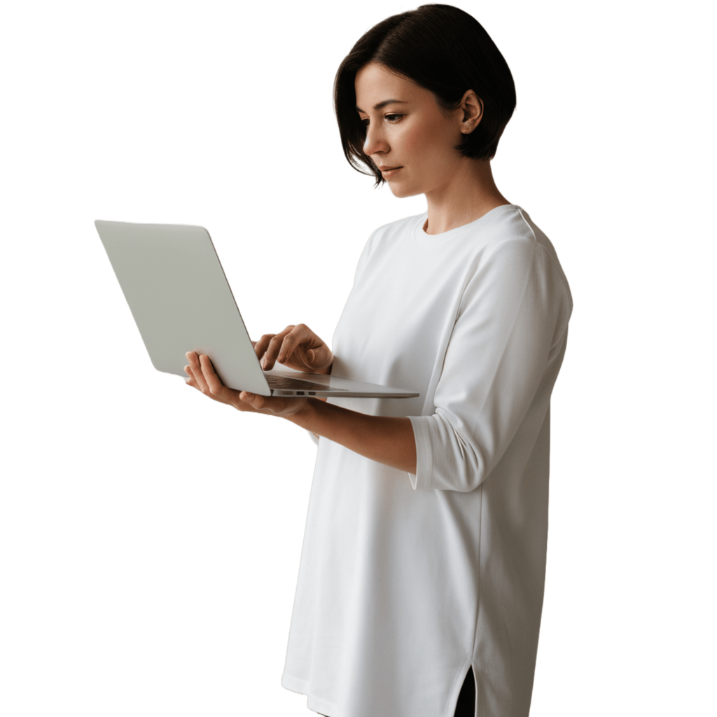 Profesional con tablet mostrando sitio web moderno